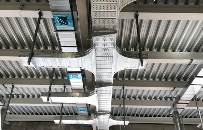 Foto Kabelverlegung Weitspannsystem Kabeltrasse